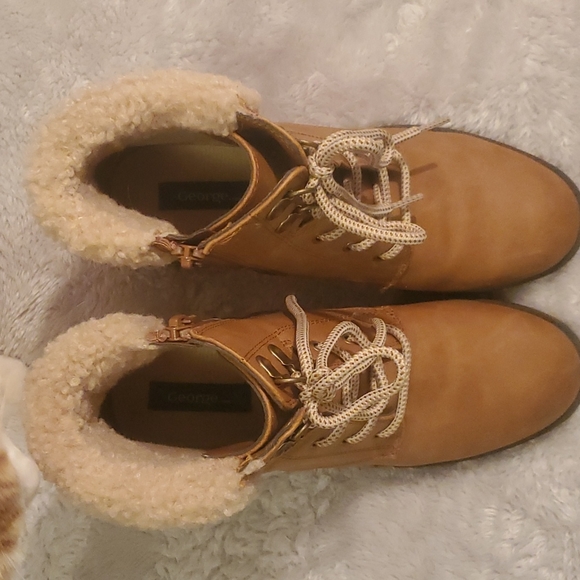 NWOT Booties Size 6 - Picture 2 of 5
